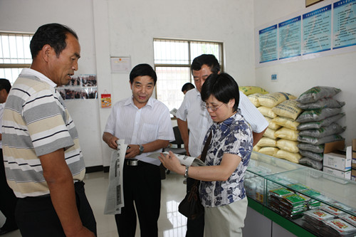 陕西省科技厅农业副处长张薇（右一）检查指导益民农资连锁店