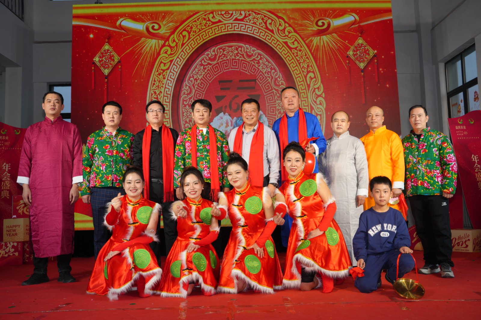 璀璨灯火照亮奋斗征程，欢声笑语镌刻难忘瞬
